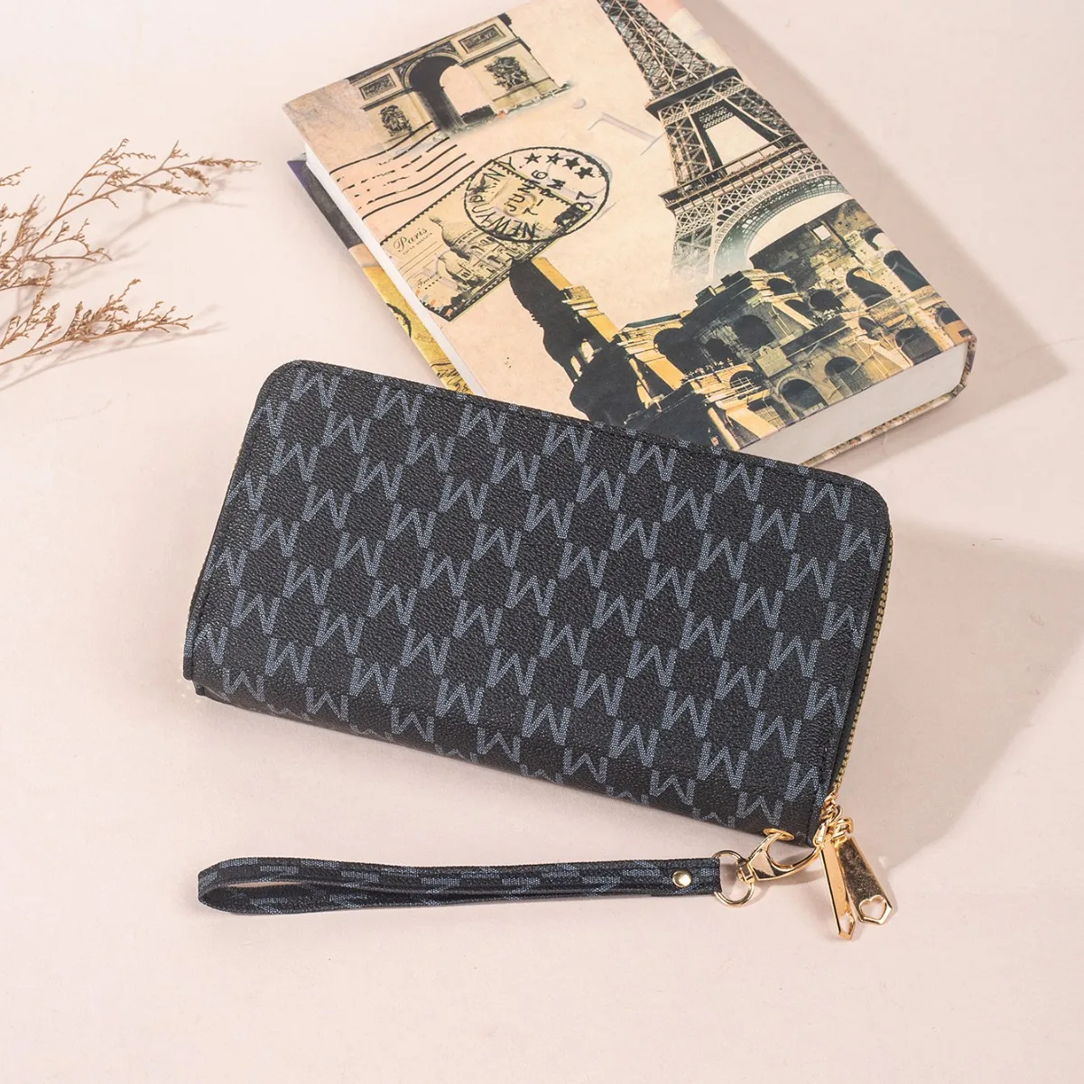 bag michael kors monogram wristlet