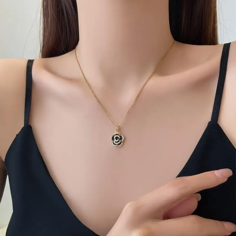 Classic French Fashion Luxury Huashan Camellia Pendant Titanium Steel Necklace Women\'s Banquet Jewelry Necklace