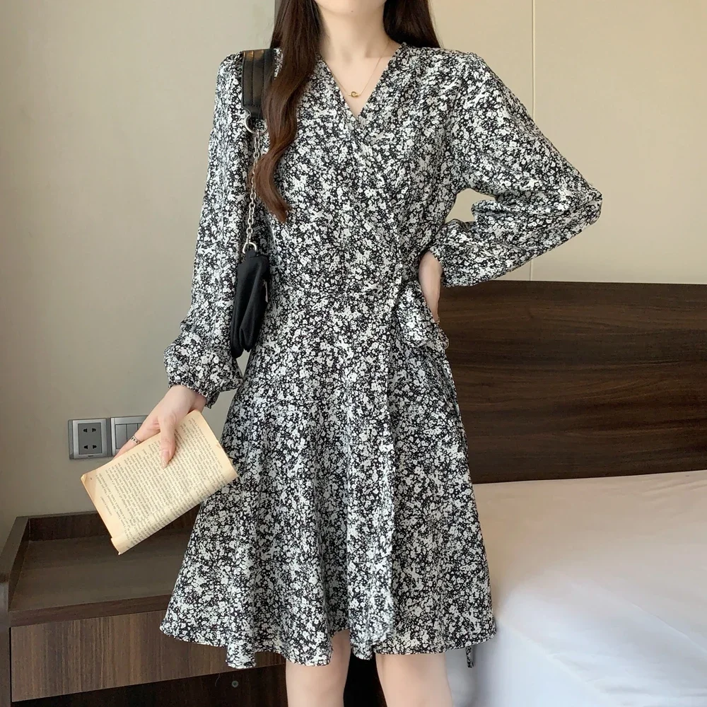 2024 Spring and Autumn plus size women's exudes a sense of luxury, with a figure wearing a V-neck floral long sleeved dress