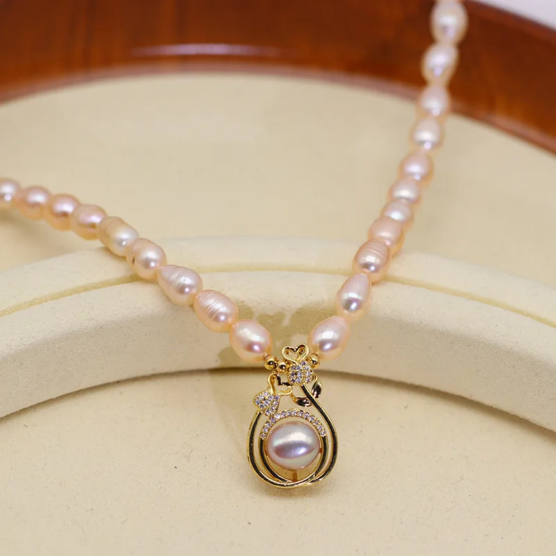 

Ins Style Freshwater Pearl Necklace, High-end Pearl Clavicle Chain, Temperament Camellia Pendant, Light Luxury Classic Jewelry