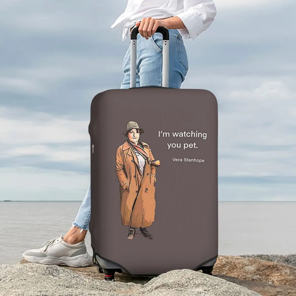 DCI Vera Stanhope أنا أراقبك الحيوانات الأليفة. غطاء حماية مرن لحماية أمتعة السفر مقاس 18-32 بوصة #6