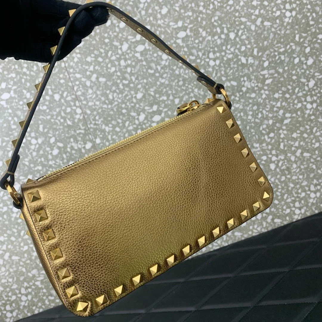 Bolso cruzado elegante con cierre de gancho icónico y detalles de Metal Cierre de gancho de doble cremallera, correa de hombro extraíble, estilo