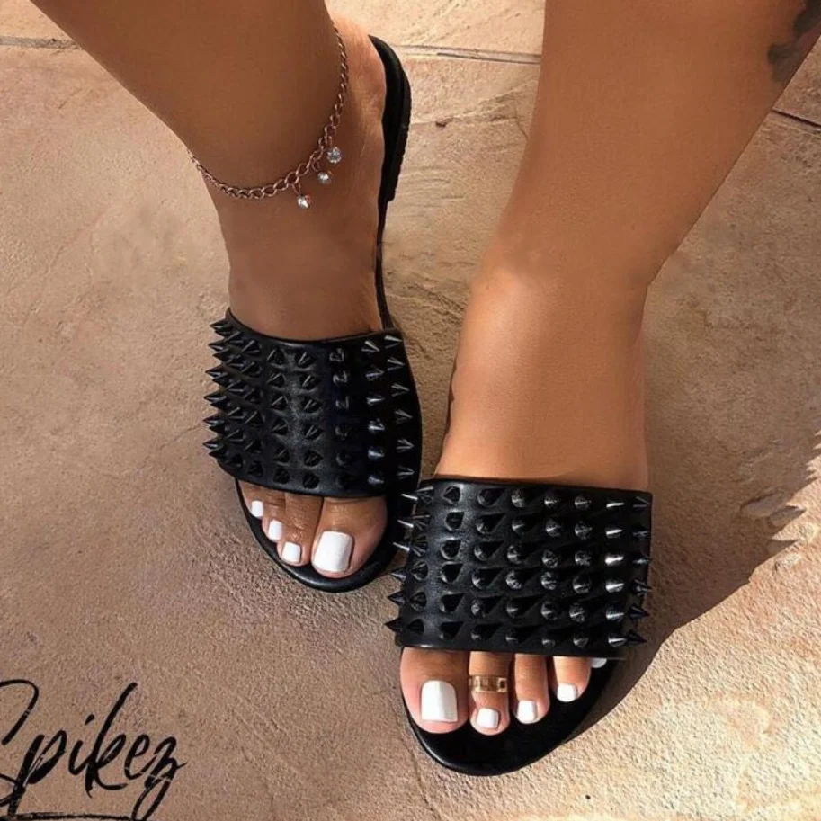 2024 frauen Sommer Neue Flache Unterseite Niet Outdoor Strand Große Größe Hausschuhe für Freizeit, Anti-rutsch Langlebig Hause Sandalen