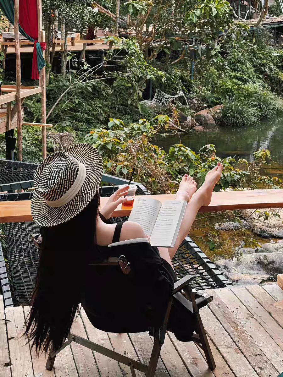 レトロなオールドマネースタイルの女性用麦わら帽子、フラットトップ、ビーチ、休暇、日よけ帽子、硬め、軽量、通気性、夏の旅行に最適