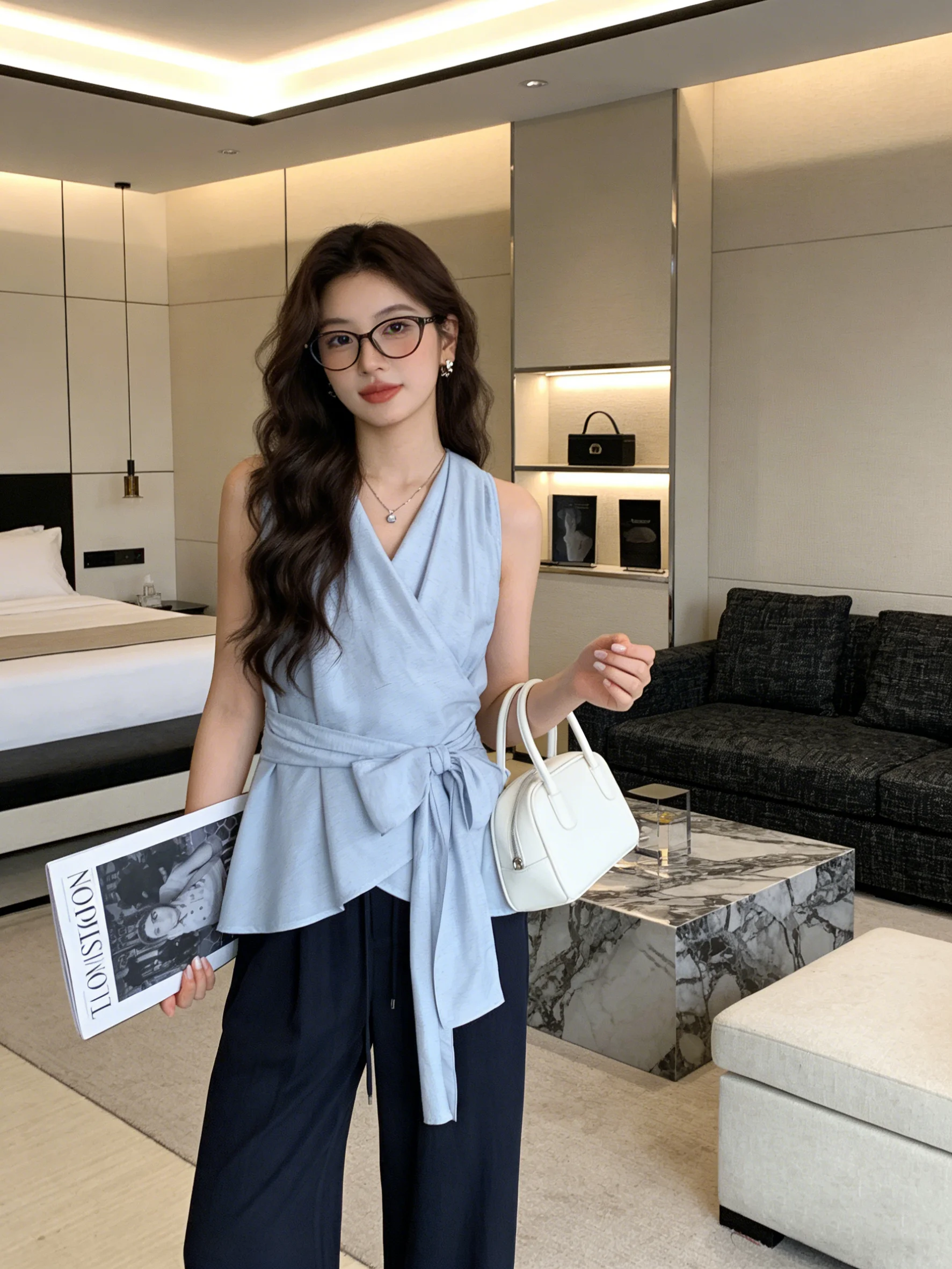 

Летний топ в корейском стиле: элегантная блузка без рукавов с V-образным вырезом, поясом, эффектом стройности и премиальным дизайном для офиса и повседневной носки