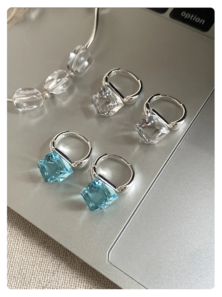 Quadratische Zirkonia-Huggie-Ohrringe, Silberbeschichtet, Blaue Klare Kristall-Creolen, Eleganter Alltagsschmuck für Frauen, Geschenkidee – Detail 23