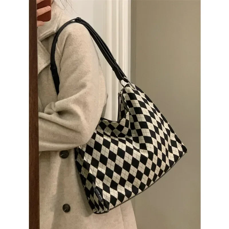 2023 Trendy and High-end Shoulder Bag for Women\'s Spring and Summer Ins. Diamond Checkered Black and White Underarm Bag Handbag