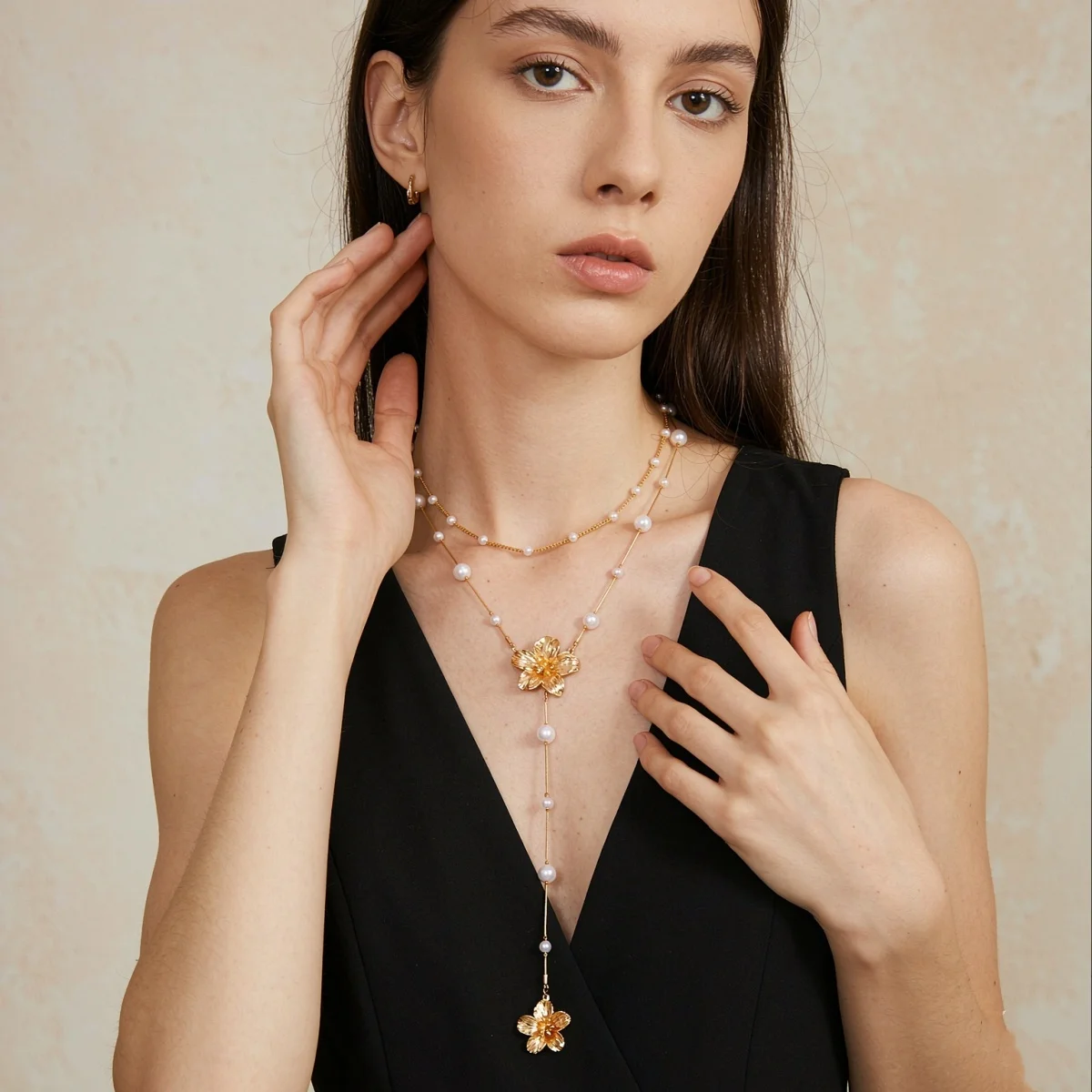 Französische Ästhetik Simulierte Perlenblumen-Anhänger-Halskette für Frauen Eleganter Metall-Blumen-Y-förmiger Choker Hochzeitsschmuck – Detail 5