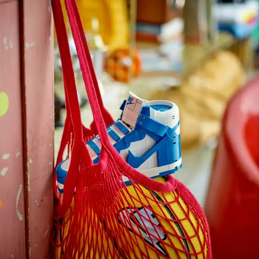 LEGO ®   Nike Dunk X Set 43008 Juego de construcción para niñas, niños y fanáticos de los deportes de 10 años en adelante y 1180 piezas