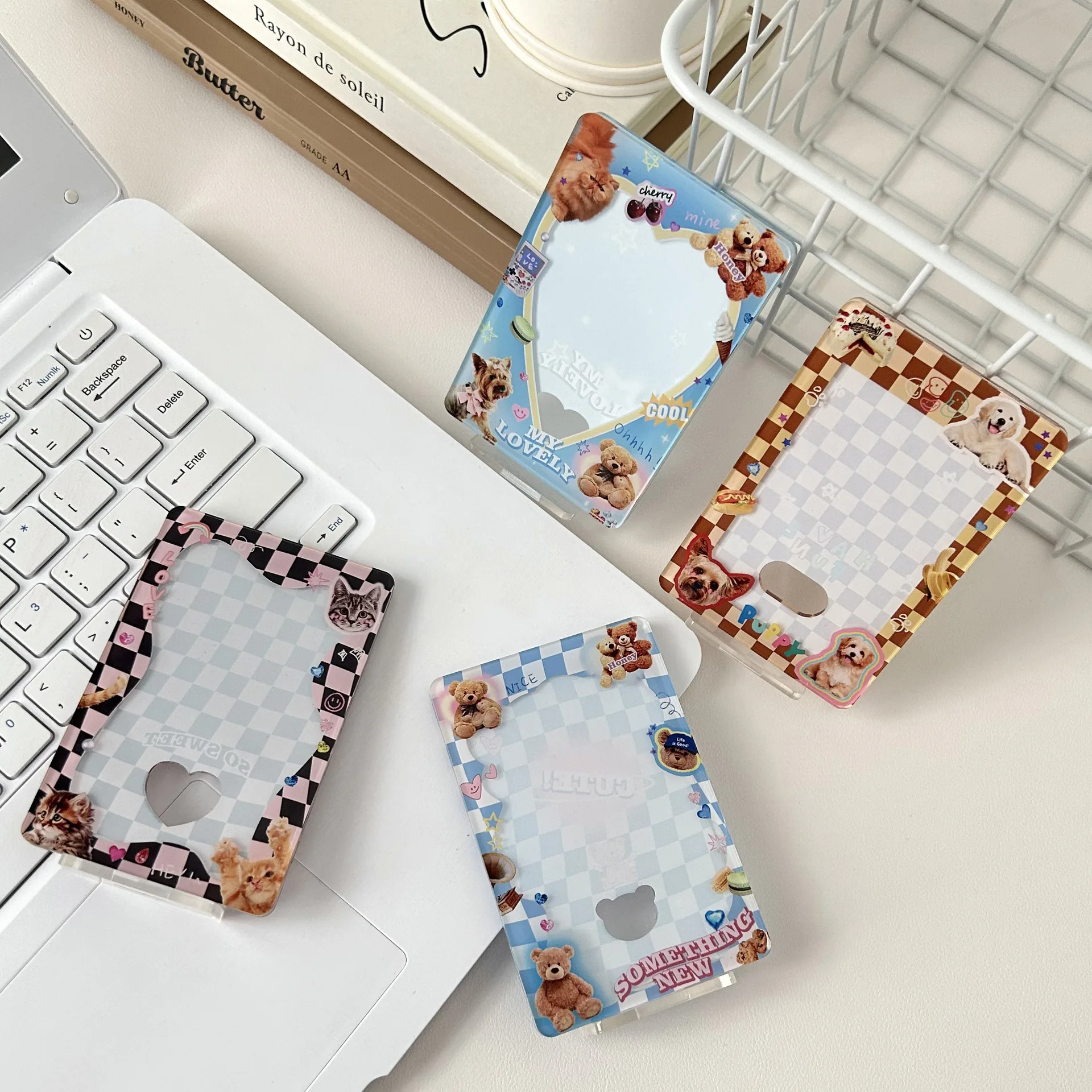 Small Dog Cartoon Brick Desktop Holder, Y2k, Guka Gupan Insert Stand Card, Estilo Americano