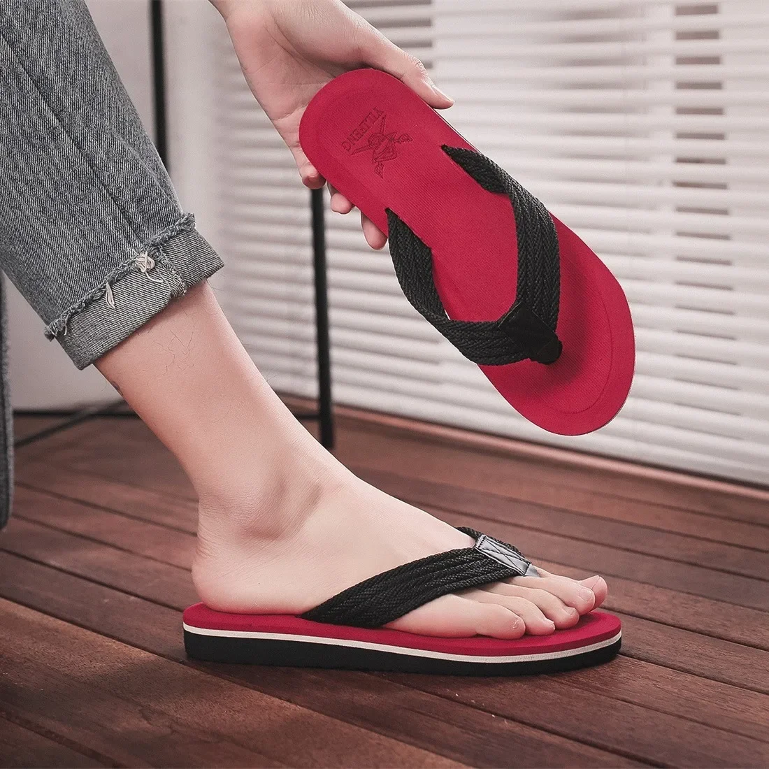 Chanclas de moda de verano para hombre, sandalias de fondo suave para exteriores, zapatillas masculinas de individualidad de estilo coreano, zapatos sin cordones a la moda