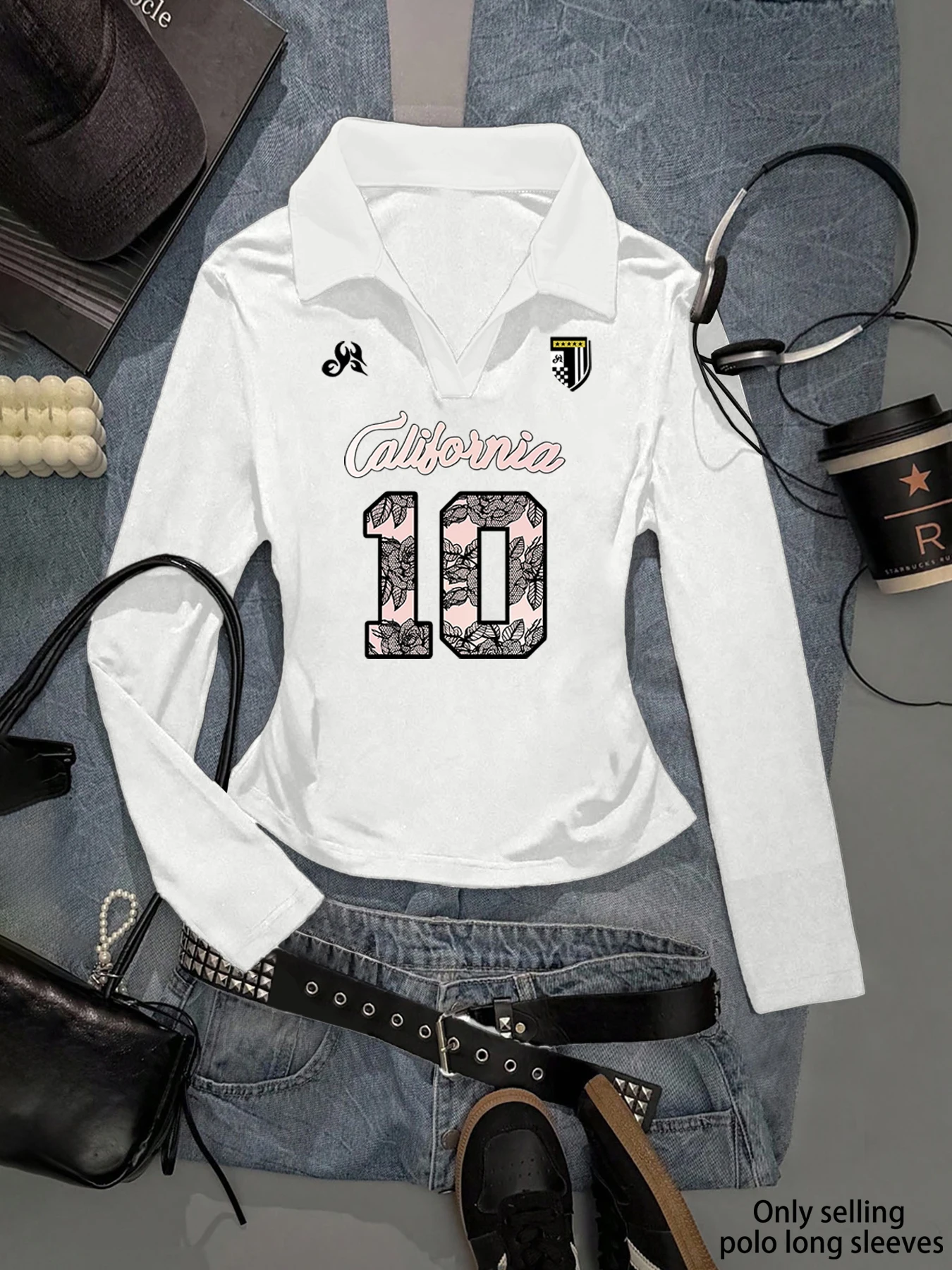 This stunning autumn/winter women's slim-fit polo shirt with long sleeves is both simple and stylish, just what you need.