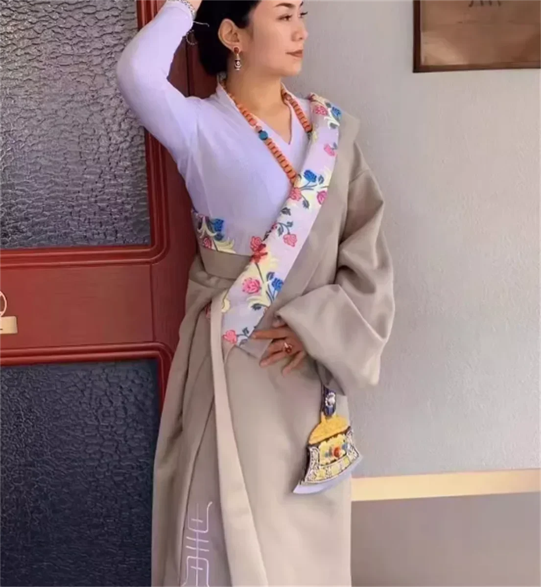 Tibetische Kleidung für Frauen, einteiliger tibetischer Robe