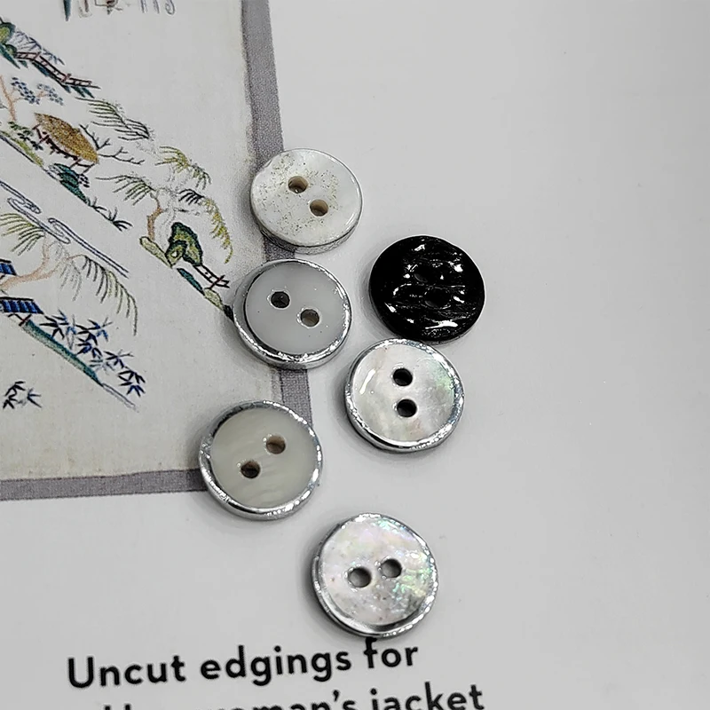 10.5/11.5 مللي متر جودة عالية أبيض أسود قذيفة الطبيعية 2 ثقوب أزرار خياطة من الملابس بالجملة موضة ديكور الفضة الخياطة DIY بها بنفسك