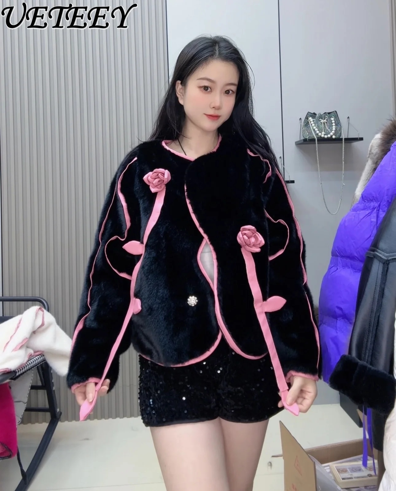 Nuevo abrigo peludo corto de invierno con flores en 3D, chaqueta elegante de bloque de Color versátil para mujer, abrigo de piel sintética con cuello redondo a la moda exquisita