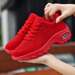 Zapatillas deportivas transpirables para mujer, zapatos vulcanizados planos y ligeros de malla, color rojo, verano, 2023