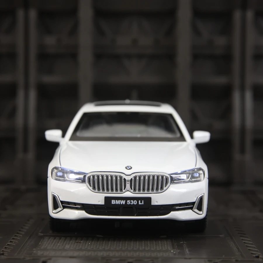 

1:24 Simulation BMW 530Li alloy car model doors and the front hood and trunk door can be opened suitable for collection