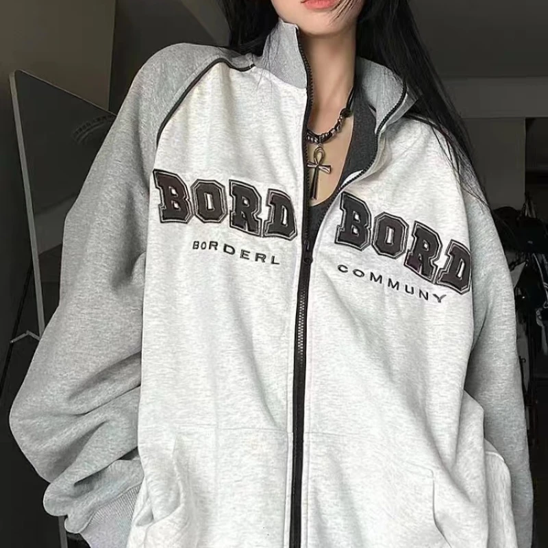 Jaket Sweatshirt ritsleting Amerika wanita, atasan kerah berdiri lengan panjang cetak huruf longgar mode kasual dasar Streetwear perempuan