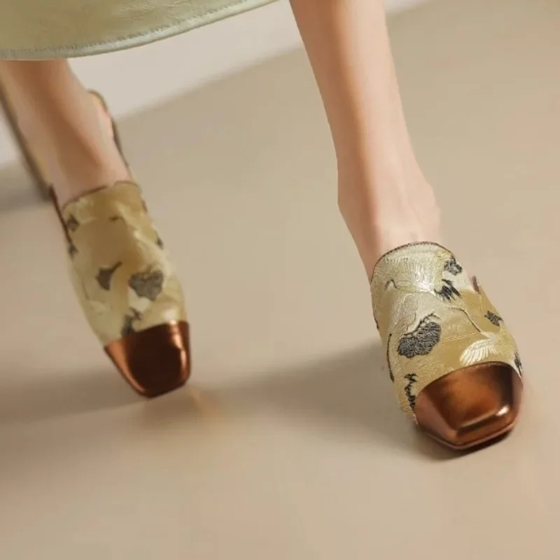 أحذية نسائية ماركة 2025 بمقدمة مغلقة شباشب نسائية موضة الطباعة اليومية الصيف التطريز أفضل بائع عالية الكعب zapatos Mujer