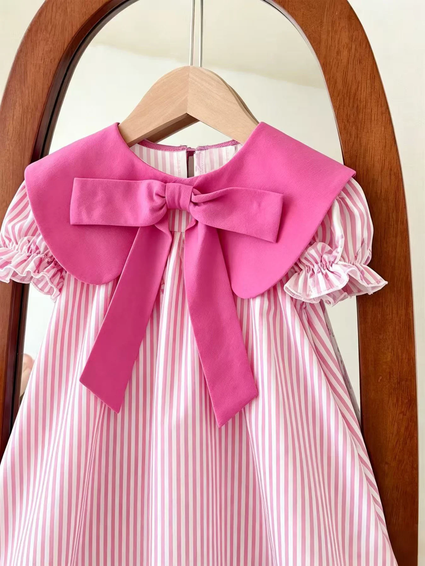 Kinder-Freizeitkleid mit Rundhalsausschnitt, Falsk-Kragen, Schleife, Karomuster und kurzen Ärmeln – Detail 10