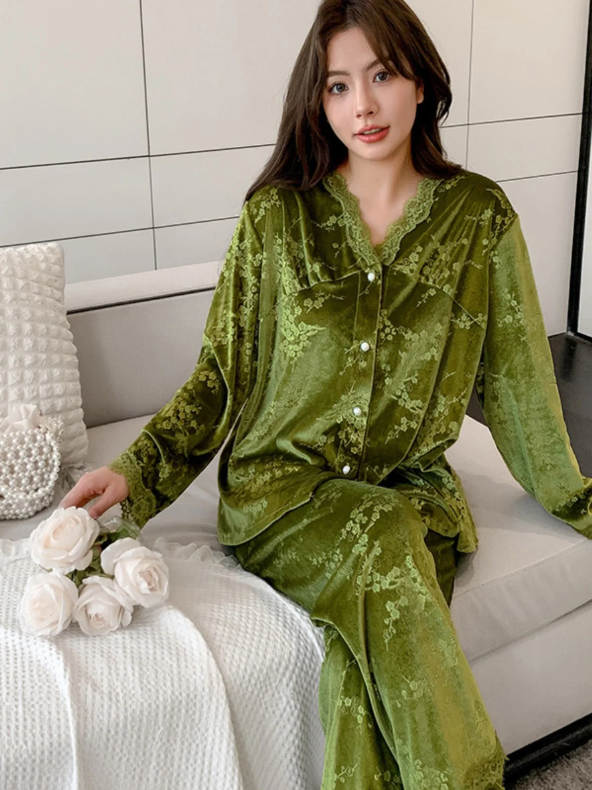 豪華なゴールドベルベットパジャマ女性の厚いダイヤモンドフリースハイエンド感スワンベルベットレース暖かいホーム服女性