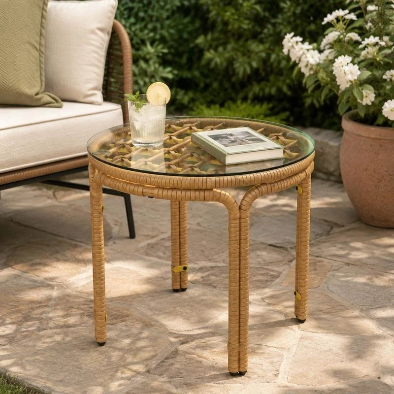 Table d'appoint ronde en résine tressée Ø50x44 cm, table basse de jardin avec plateau en verre, mobilier d'extérieur, terrasse, balcon, jardin, patio, salon, facile à nettoyer, design moderne, décoration extérieure, jaune, compacte, pliable, résistante, chic