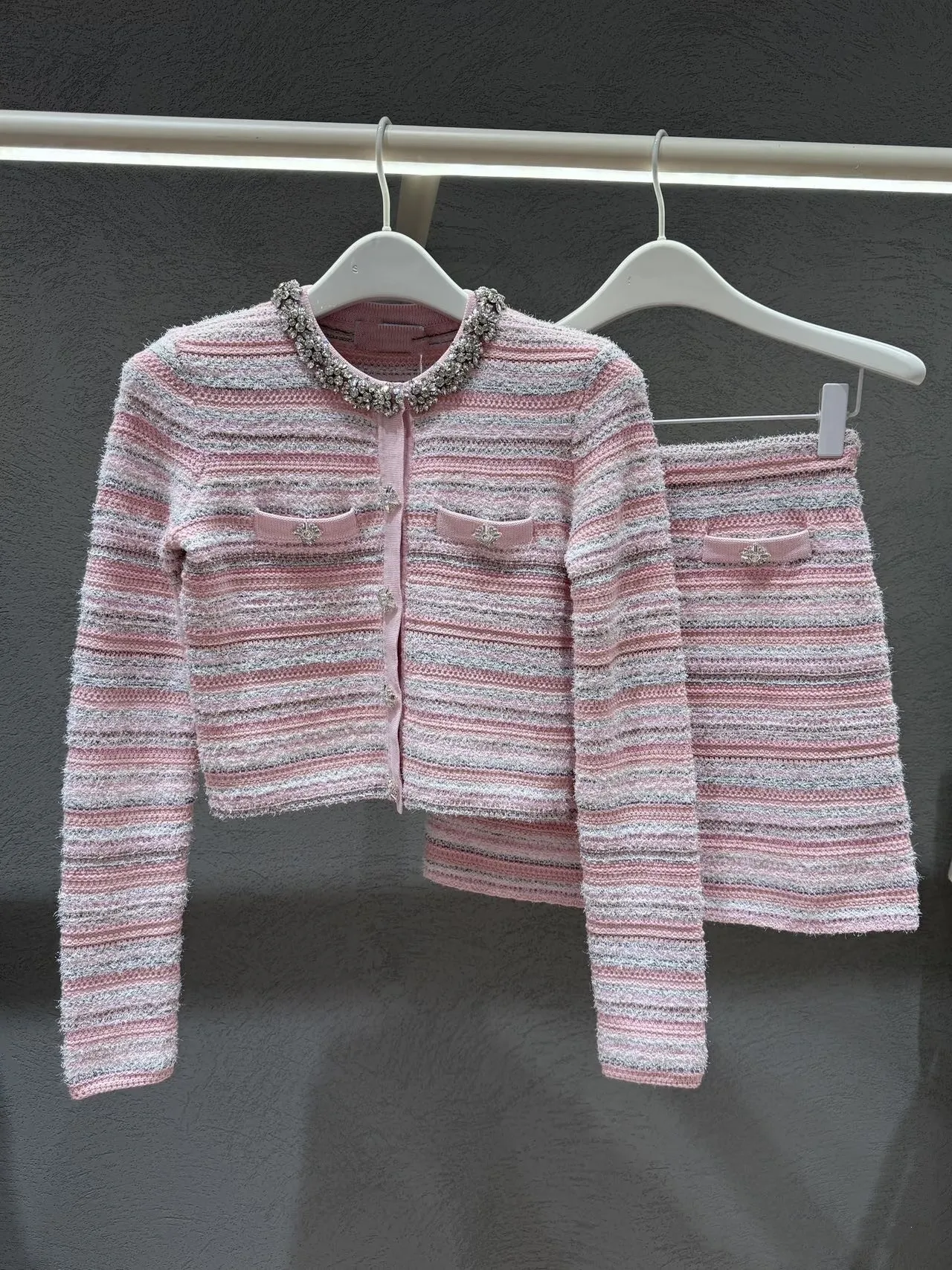 

Элитная версия: Вязаный кардиган в европейском стиле, розовый, с декором из страз, в стиле «маленький аромат», и короткое платье-юбка.