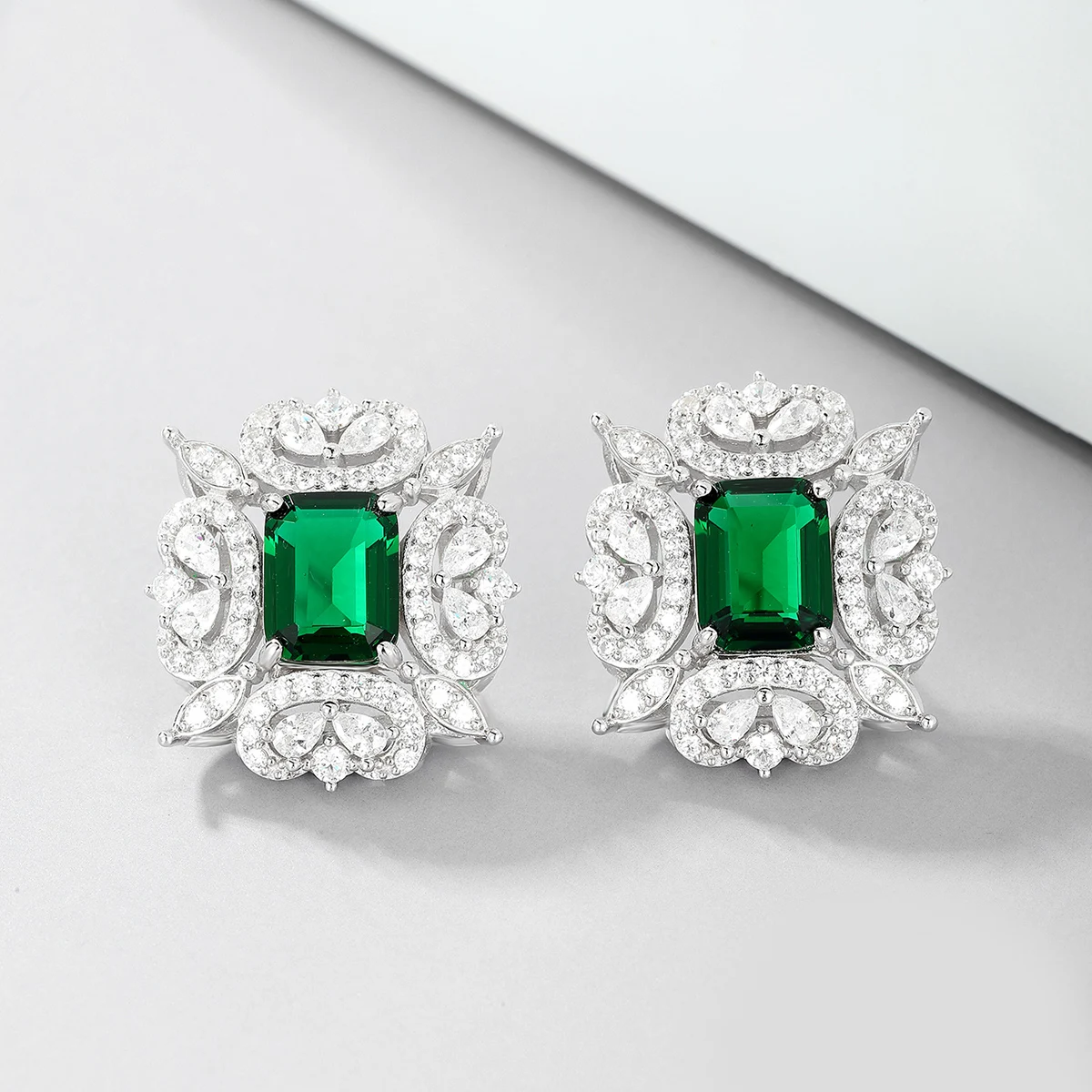 

A pair of new exaggerated emerald inlaid zircon 925 pure silver earrings with flowers, high-end light luxury, gorgeous and shiny