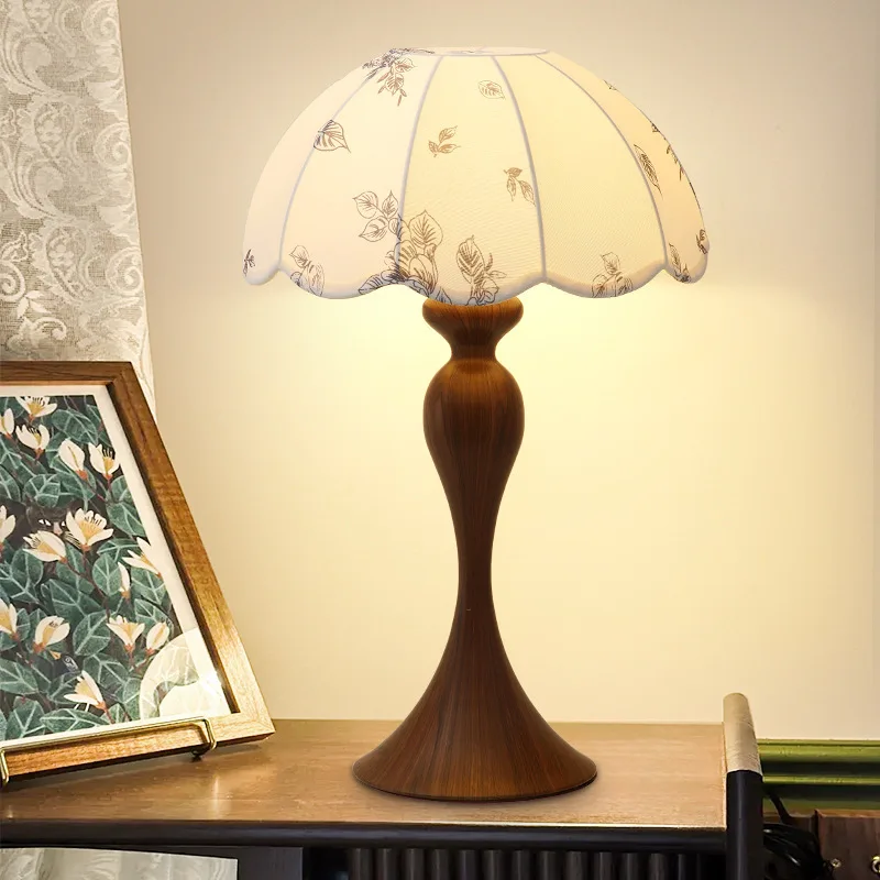 

French medieval bedside table lamp wabi-**** new American retro study atmosphere premium bedroom decorative lamp