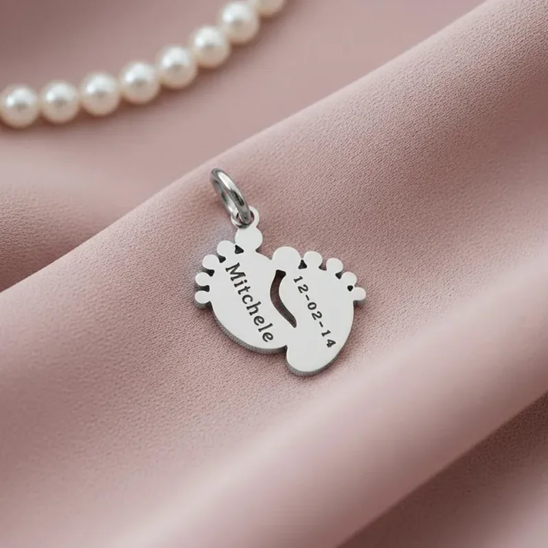 

Personalized Baby Feet Pendant Keychain Engraved Name Date Charm Custom Baby Souvenir Key Ring for Mom New Mother Sweet Gift