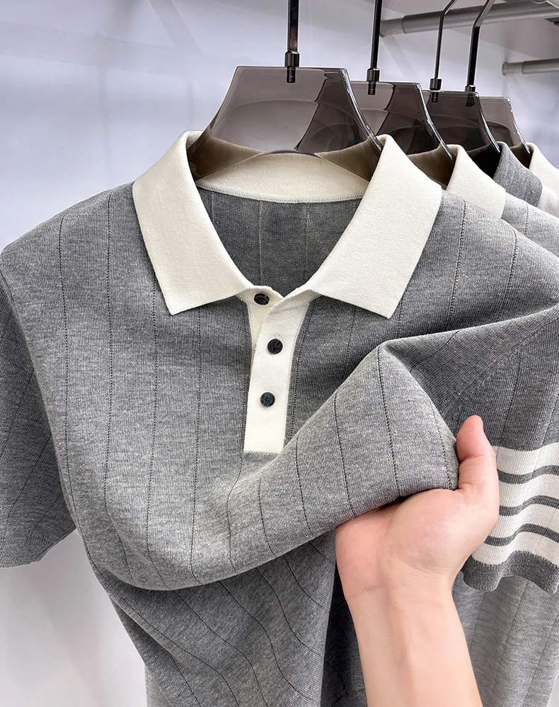 Hochwertiges gestricktes gestreiftes Kurzarm-Poloshirt für Herren, modisch, luxuriös, sommerlich, weich, bequem, lässig, farblich abgesetzt, mit Reverskragen. – Detail 10