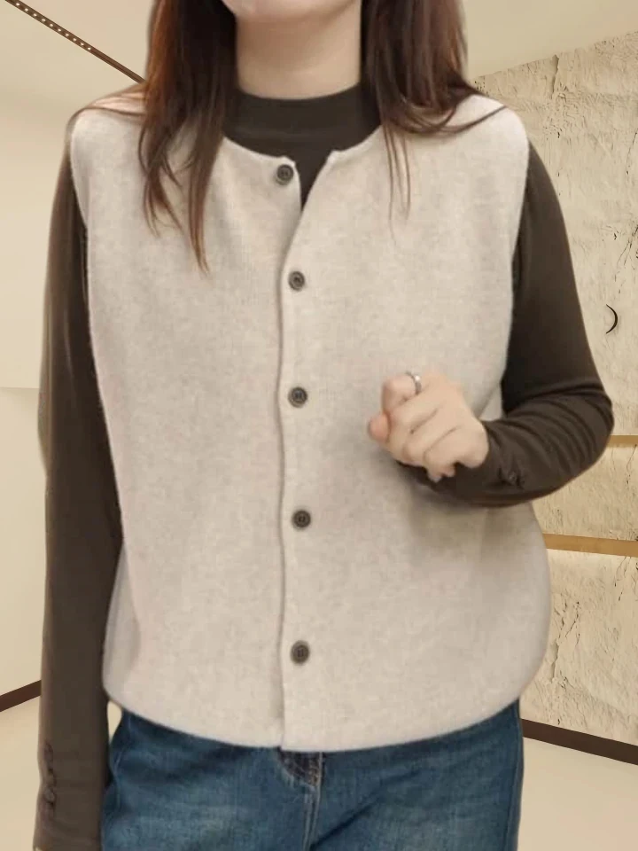 プラスサイズの女性用ルーズニットラウンドネックベスト、ファションスリムトップ、2026年春、フレンチスレボタンディテール