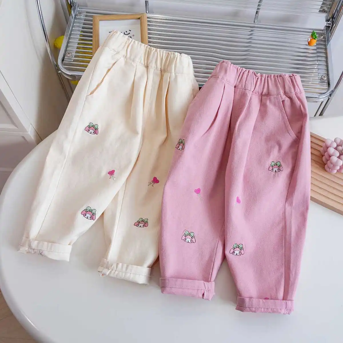 Nuevos pantalones casuales bordados de dibujos animados para niña, pantalones de edición coreana para niños a la moda y versátiles para primavera y otoño