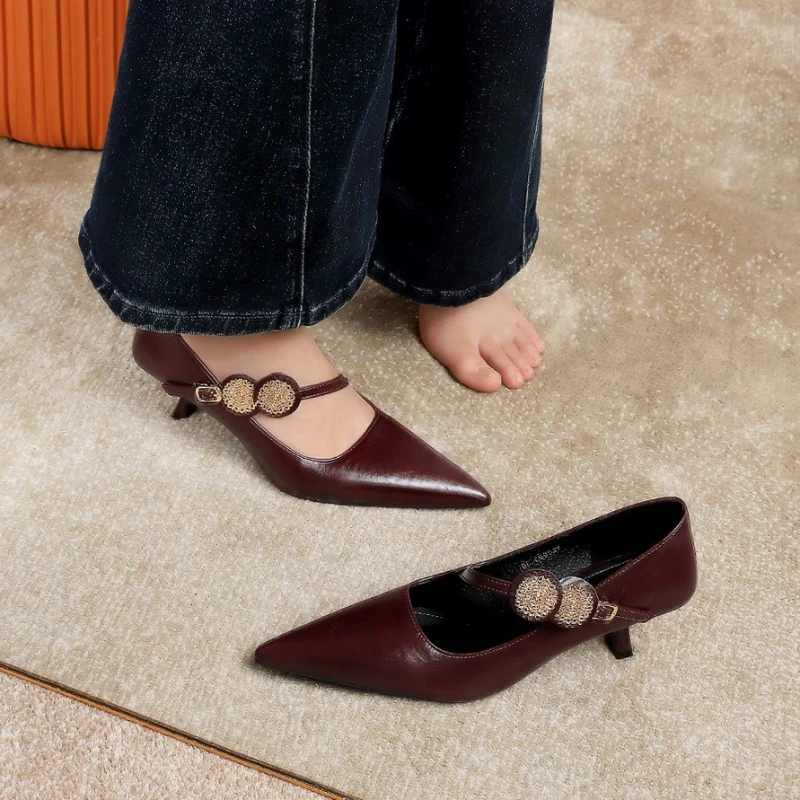 حذاء معدني ذو فم ضحل مدبب للحفلات بكعب عالٍ مع حزام مستقيم وأحذية فردية بكعب عالٍ للولائم