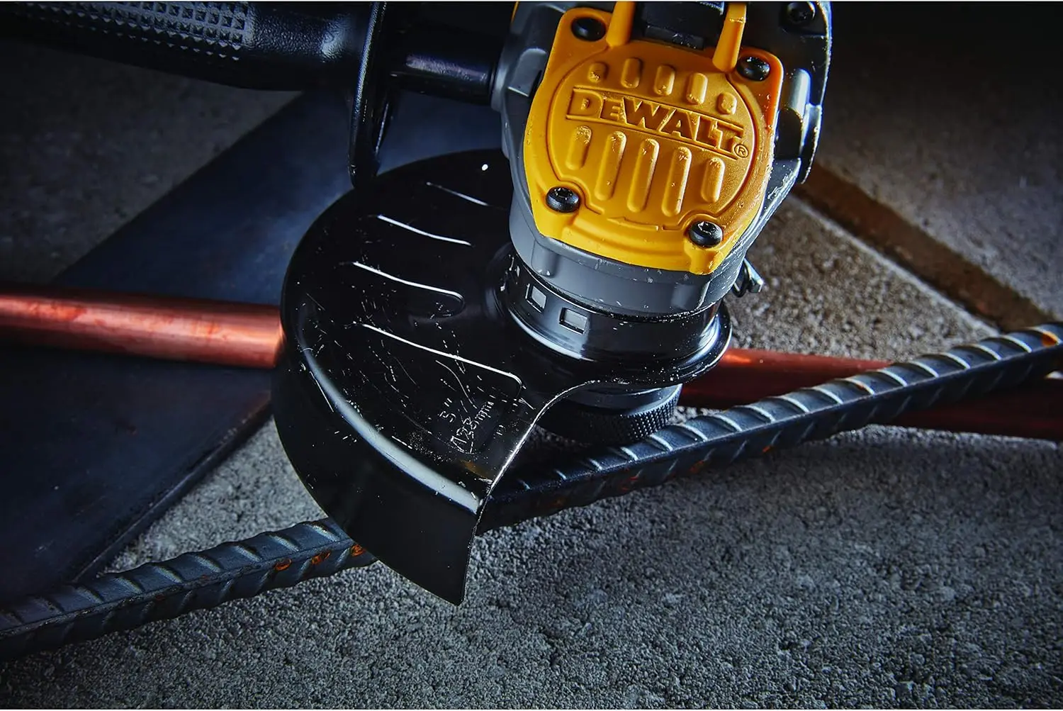 DEWALT409 FLEXVOLT ADVANTAGE 20V MAX * Rebarbadora, interruptor de pá, 4-1/2 polegadas a 5 polegadas, somente ferramenta (DCG416B)