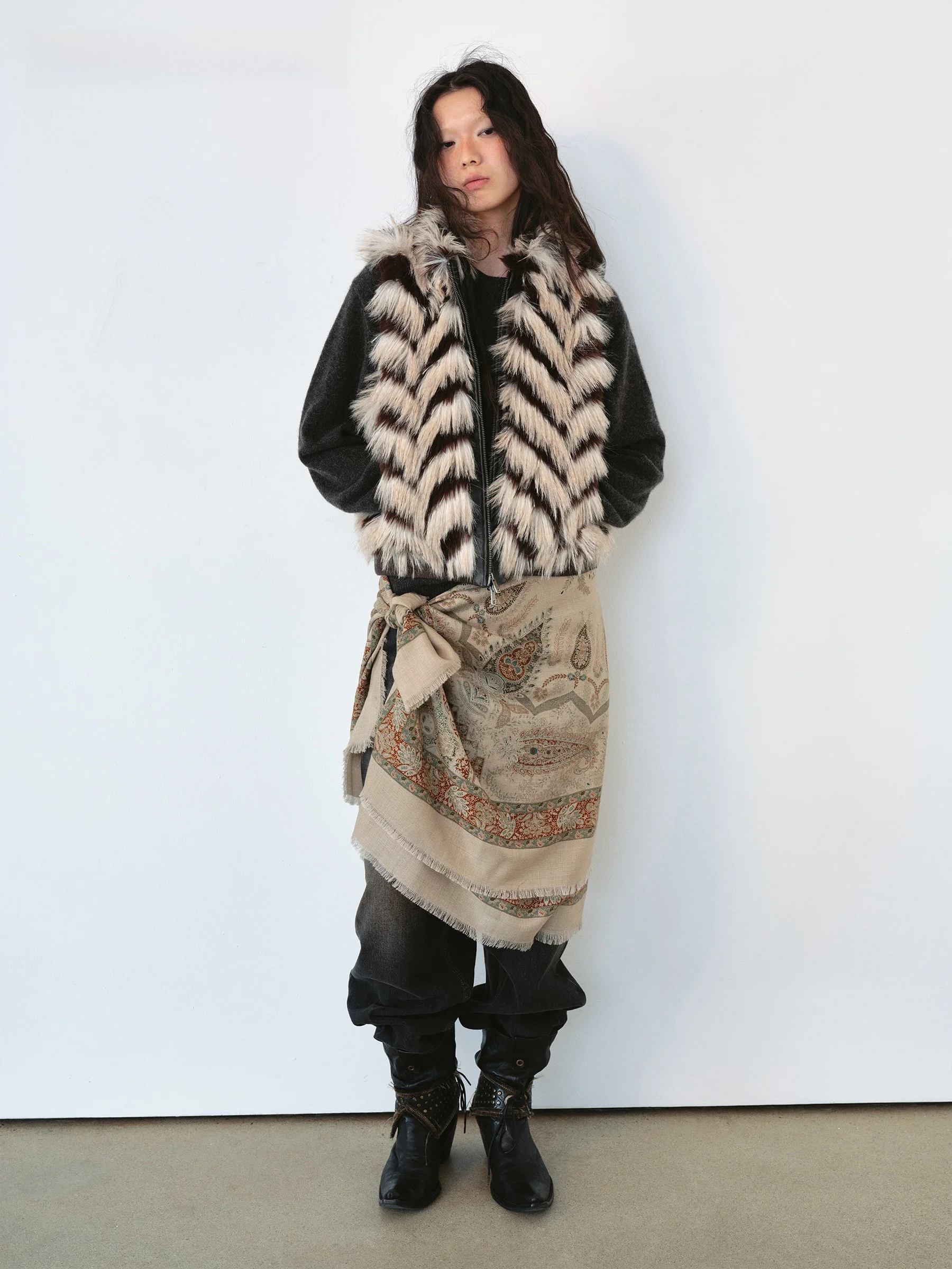 

Жилет VERMO из искусственного меха: винтажный, легкий, пушистый, теплый, не объемный, экологичный. Женская зимняя модная верхняя одежда.