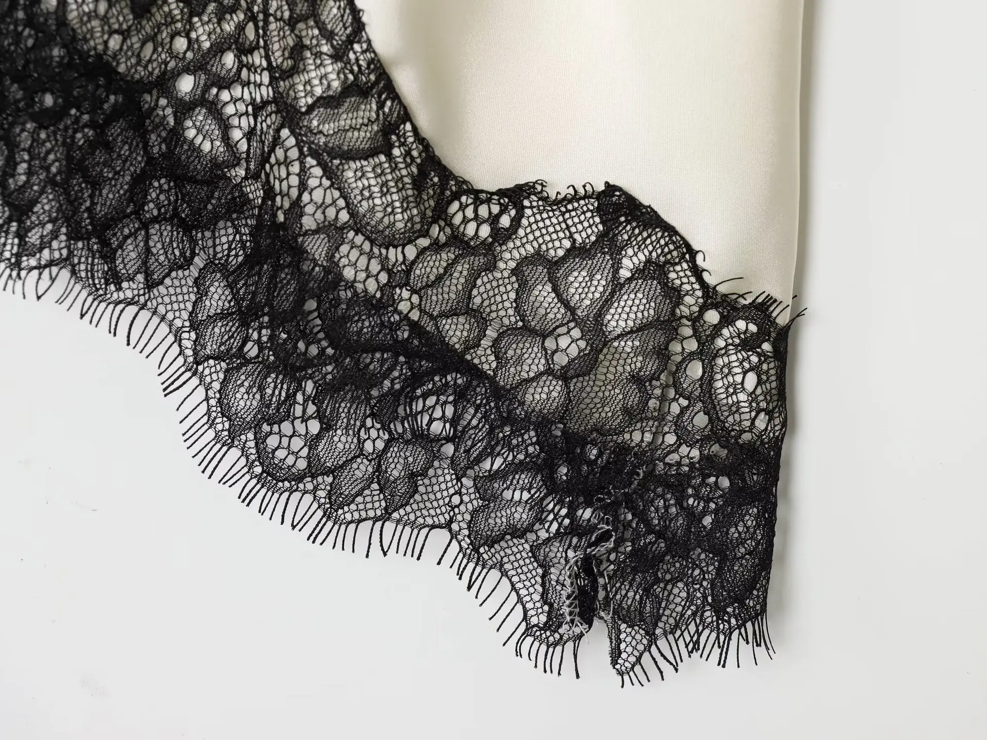 HH Damen Elegantes Spitzen-Camisole-Top mit Spaghettiträgern, Spitzenbesatz, V-Ausschnitt und unregelmäßigem Saum – Sommer 2026 für Hochzeiten und Partys – Detail 7