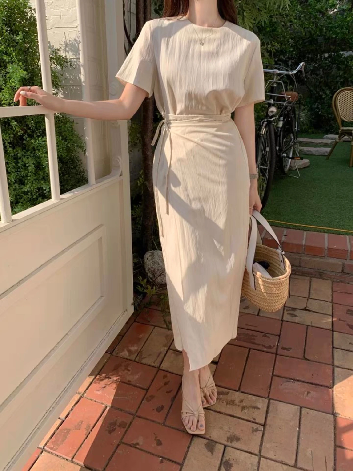 Robe à manches courtes à lacets et col rond blanc cassé pour femme, style simple et frais, adaptée aux sorties quotidiennes et aux vacances au printemps et en été