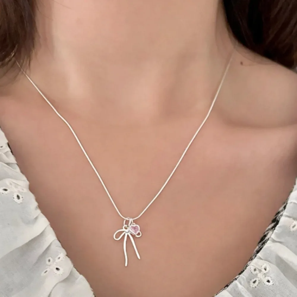 

Fashion Silver Metal Bow Necklace Bow Pearl Natural Pearl Broken Silver Necklace Light Luxury Charm Bow Ties Necklace