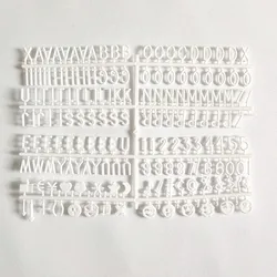 レターボード用の白と黒のプラスチック文字