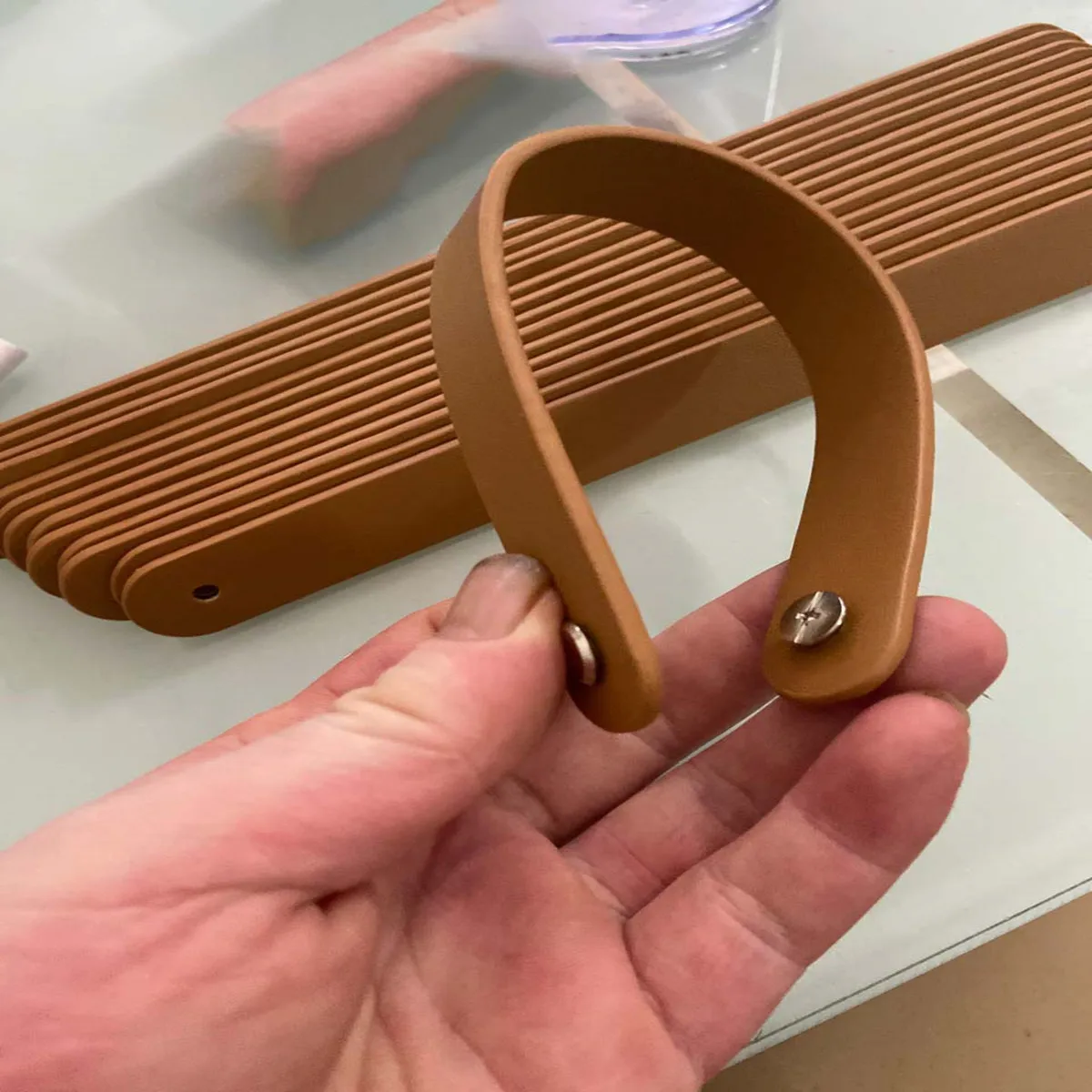 مقابض جلدية مقلدة على الطراز الشمالي - مثالية للخزانة وباب خزانة الملابس والدرج - مظهر جلد البقر بحزام