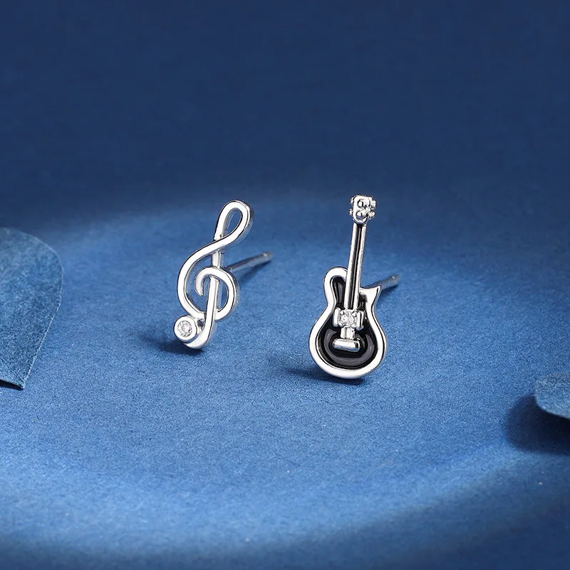 

Асимметричные серьги-гвоздики в виде музыкальных нот и гитары – посеребренные с акцентами из фианитов, минималистичные музыкальные украшения для любителей музыки.