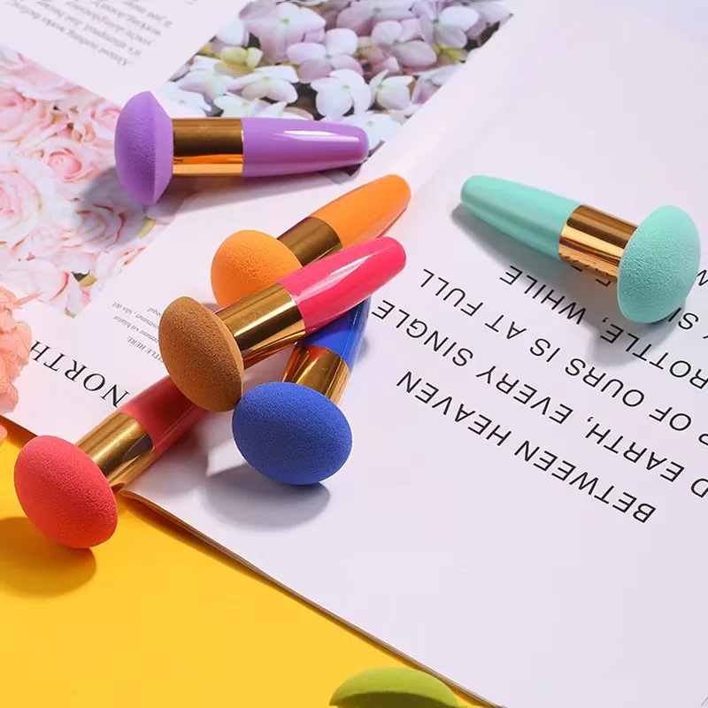 マルチカラーのマッシュルーム型スポンジメイクアップパフペン、コントゥアペン、ファンデーションメイクアップブラシ、無料のビューティーエッグ