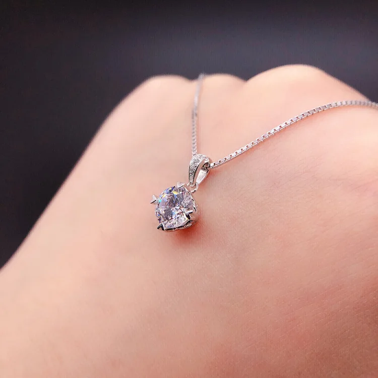 

PT950 Platinum Diamond Necklace Heart Inlaid Four-claw Pendant Clavicle Chain Womens Simple Fashion Moissanite Necklace