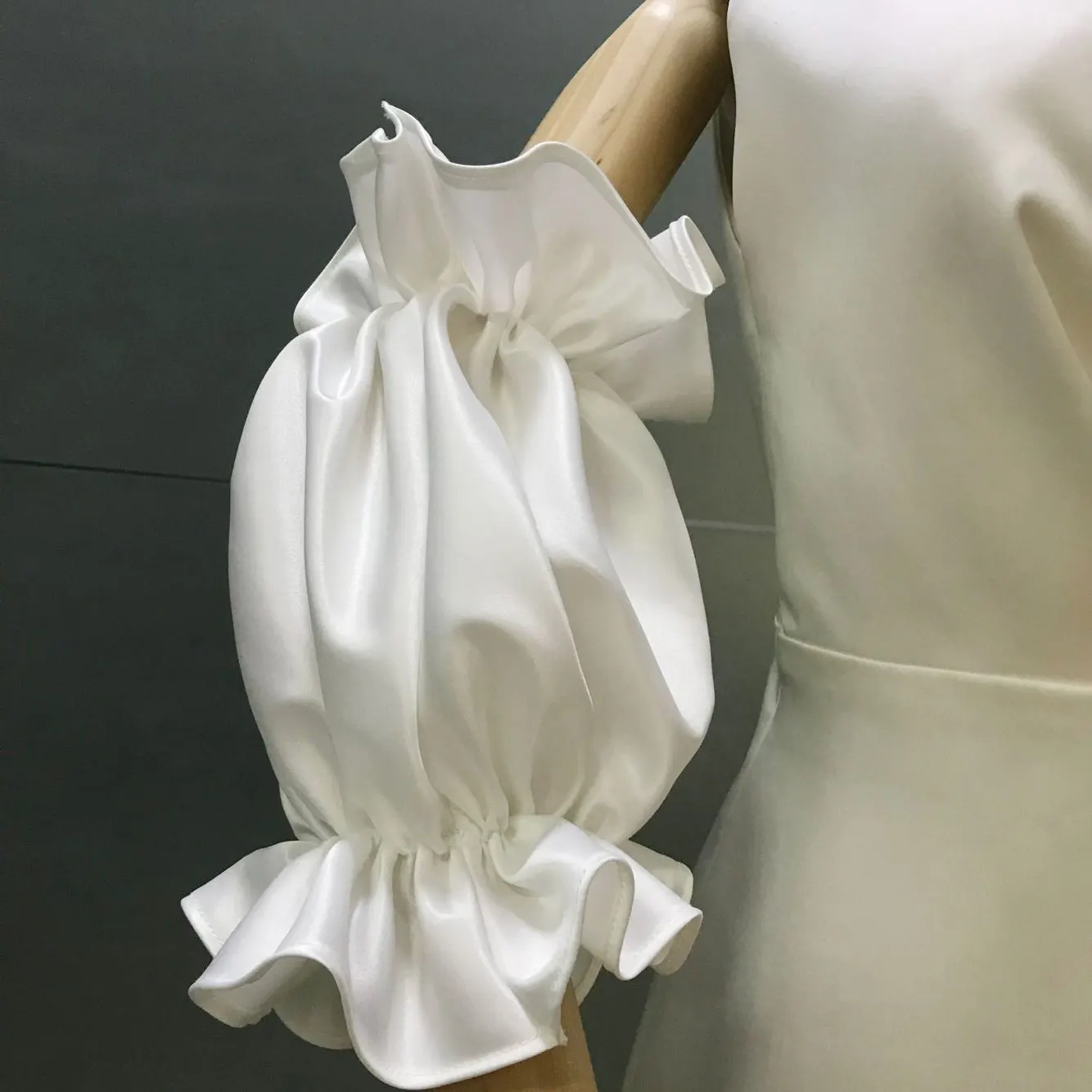 

Satin Detachable Short Sleeves For Wedding Romantic Removeable Puffy Dreamy RufflesWedding Party Bride Gloves Bridal Accessories