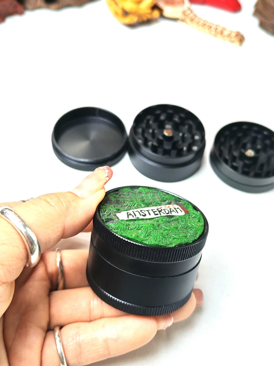 acorio-de-fumar-com-design-de-folha-em-relevo-moedor-de-metal-preto-de-dupla-camada-inclui-estojo-com-ziper