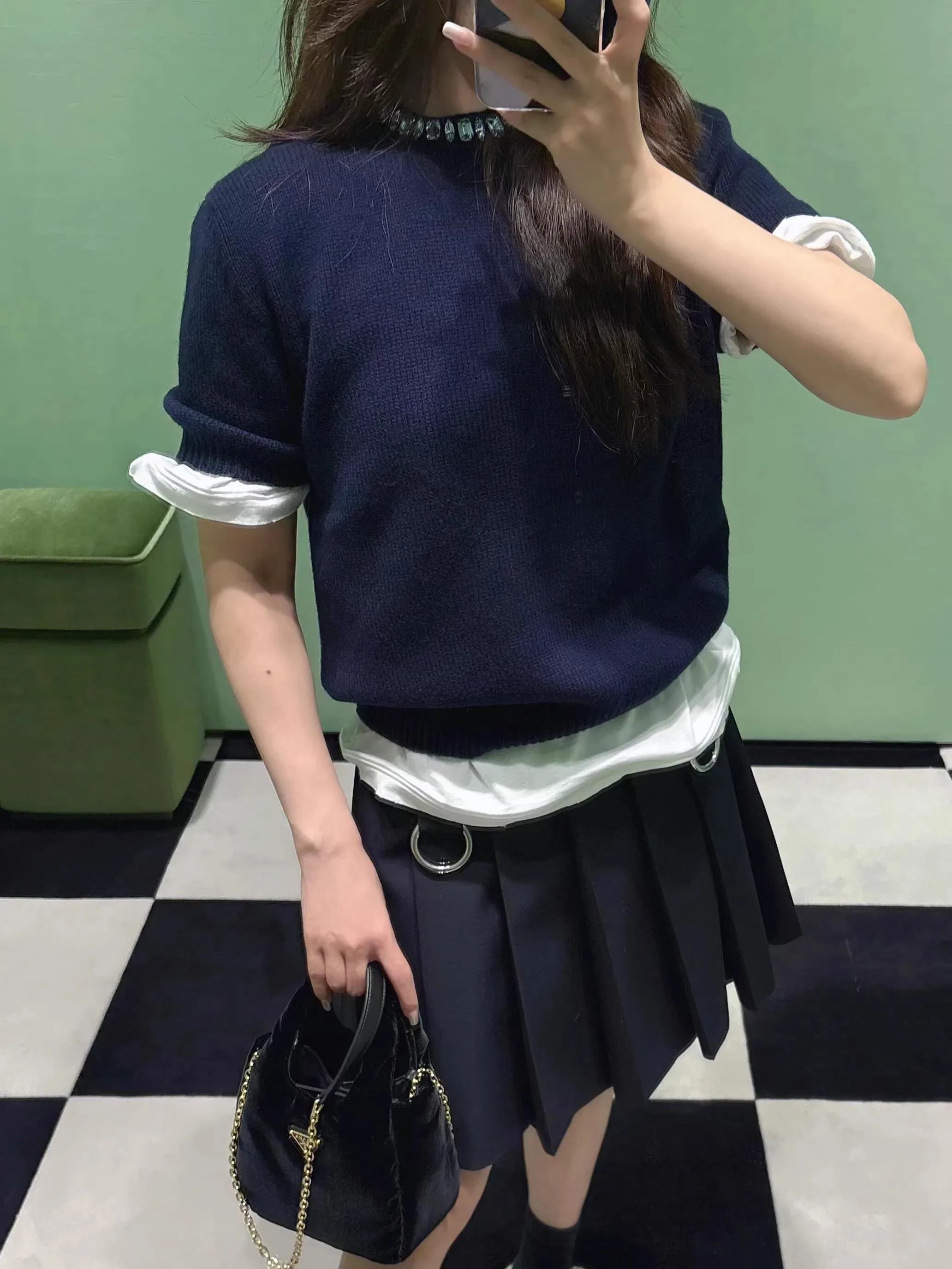 

Элегантный женский топ из трикотажа премиум-класса с коротким рукавом, с блестящими стразами, модный корейский стиль, для повседневной носки, из полиэстера.