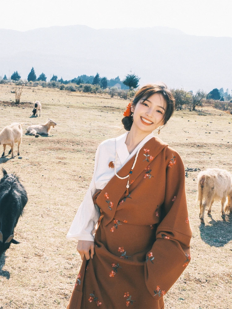 

Теплое оранжевое вышитое длинное женское пальто-жакет в этническом тибетском стиле, традиционная китайская мода, весна 2025