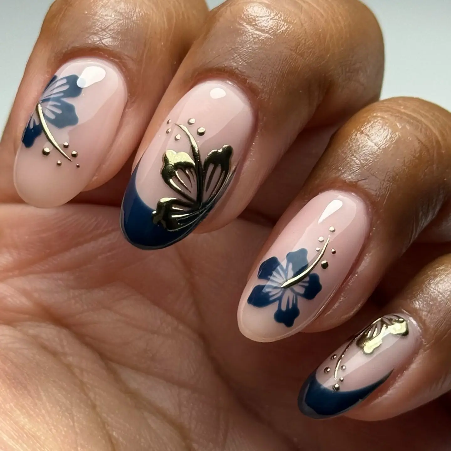 

24PCS Sweet Golden Floral Fake Nails Almond Press on Nails European Elegant French Design Daily Removable False Nails for Girls