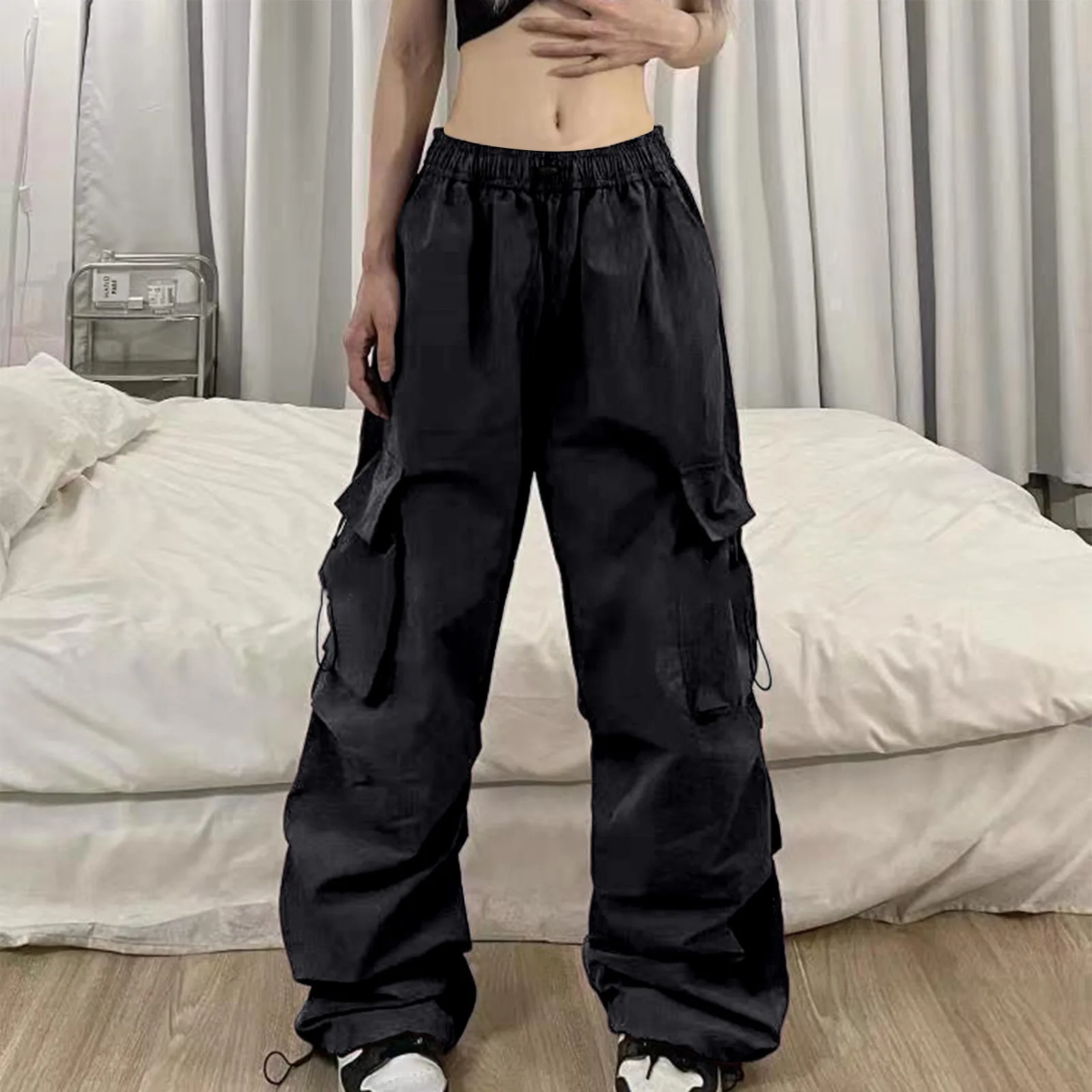 

Women Black Parachute Pants Streetwear Loose Cargo Trousers Y2k Clothing Pants Multi Pockets Wide Leg Trousers Pantalones